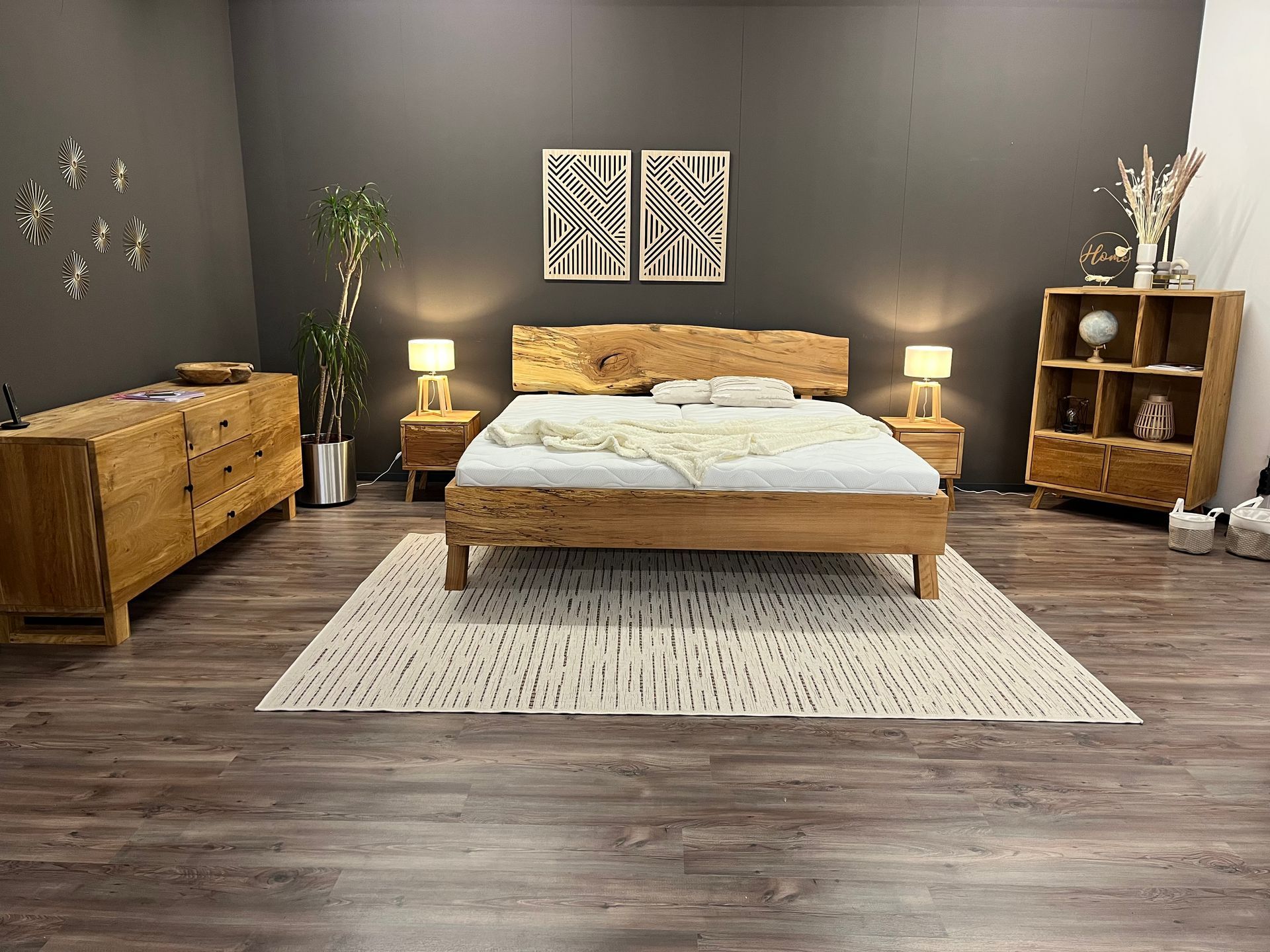 Einheitlich zusammengestellte Wohnzimmermöbel im orangen Leder im Showroom von Möbel Specht und Gowld in Bünde