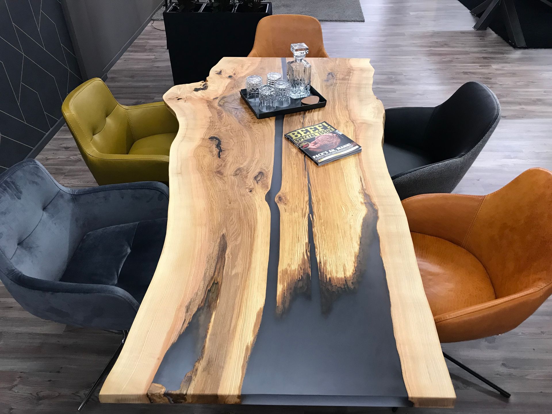 Schmaler Epoxidharztisch mit neutralem hellgrauen Harz und natürlich geformten Holz