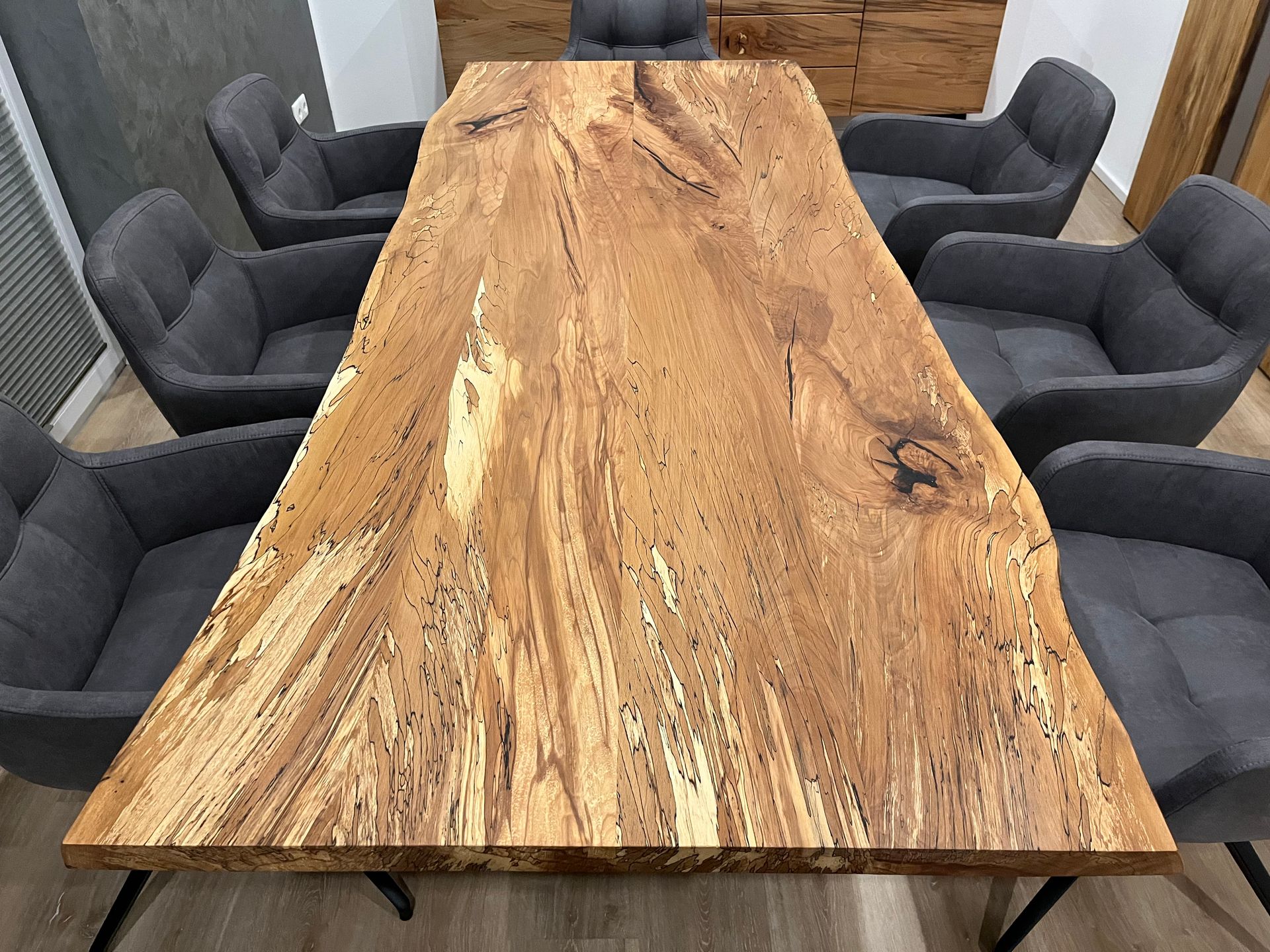 Ein Holztisch mit Stühlen drumherum in einem Raum.