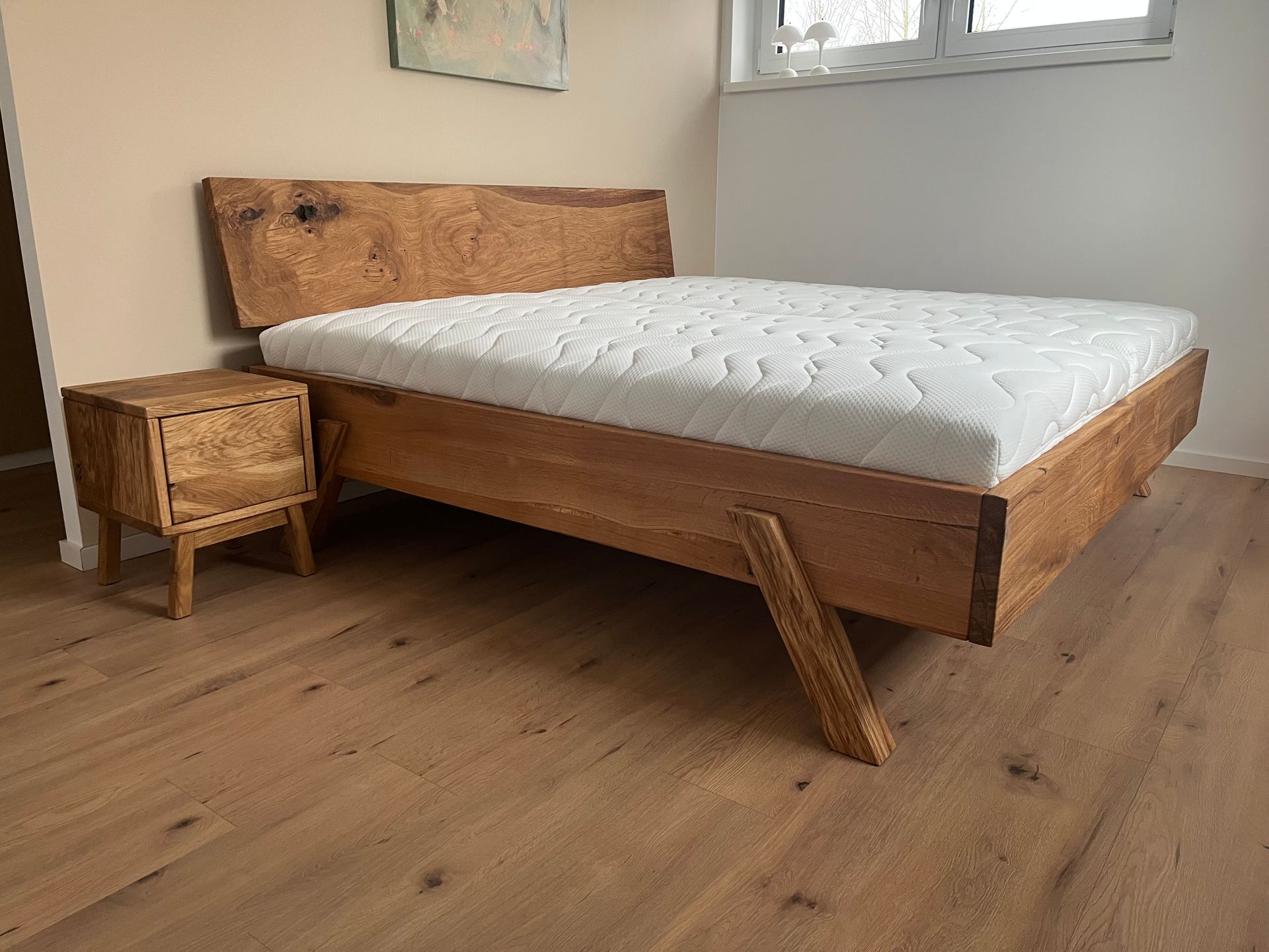 Holzbett mit weißer Matratze