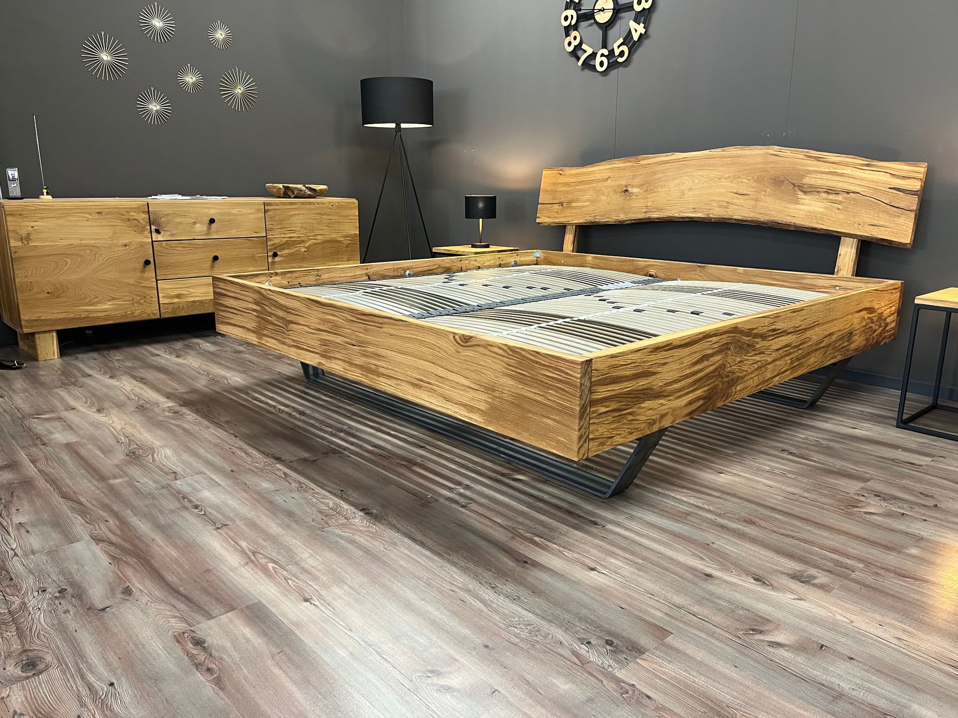 Gepolsterte Sitzmöbel mit Esstisch im Showroom von Gowld und Möbel Specht 