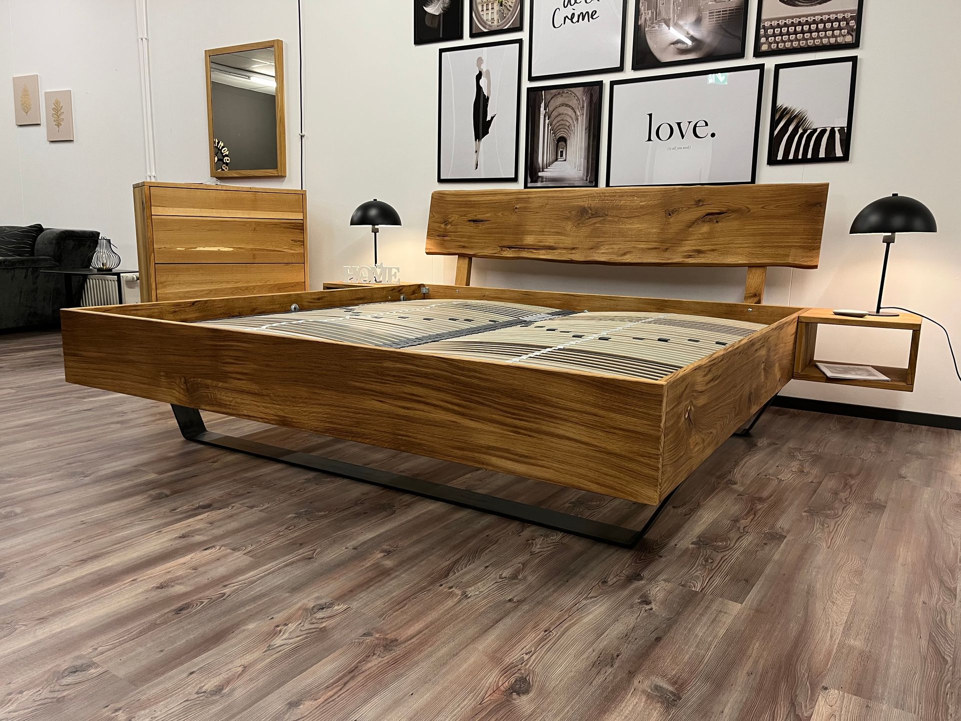 Kleine Couch mit grauem Stoff bezogen mit Metallfüßen