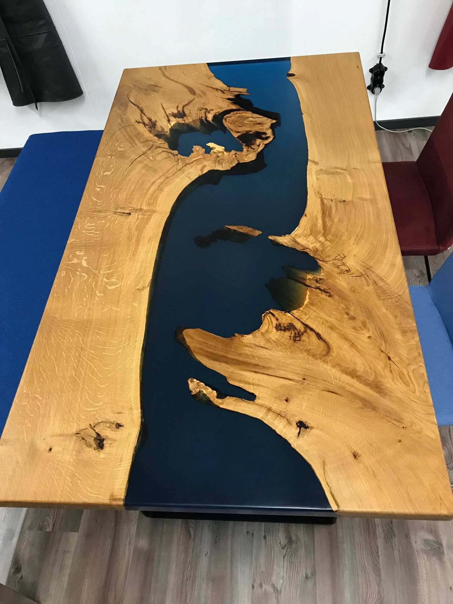 Massivholztisch mit dunkelblauem Epoxidharz