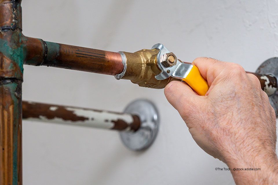 Klempner arbeitet an Rohr