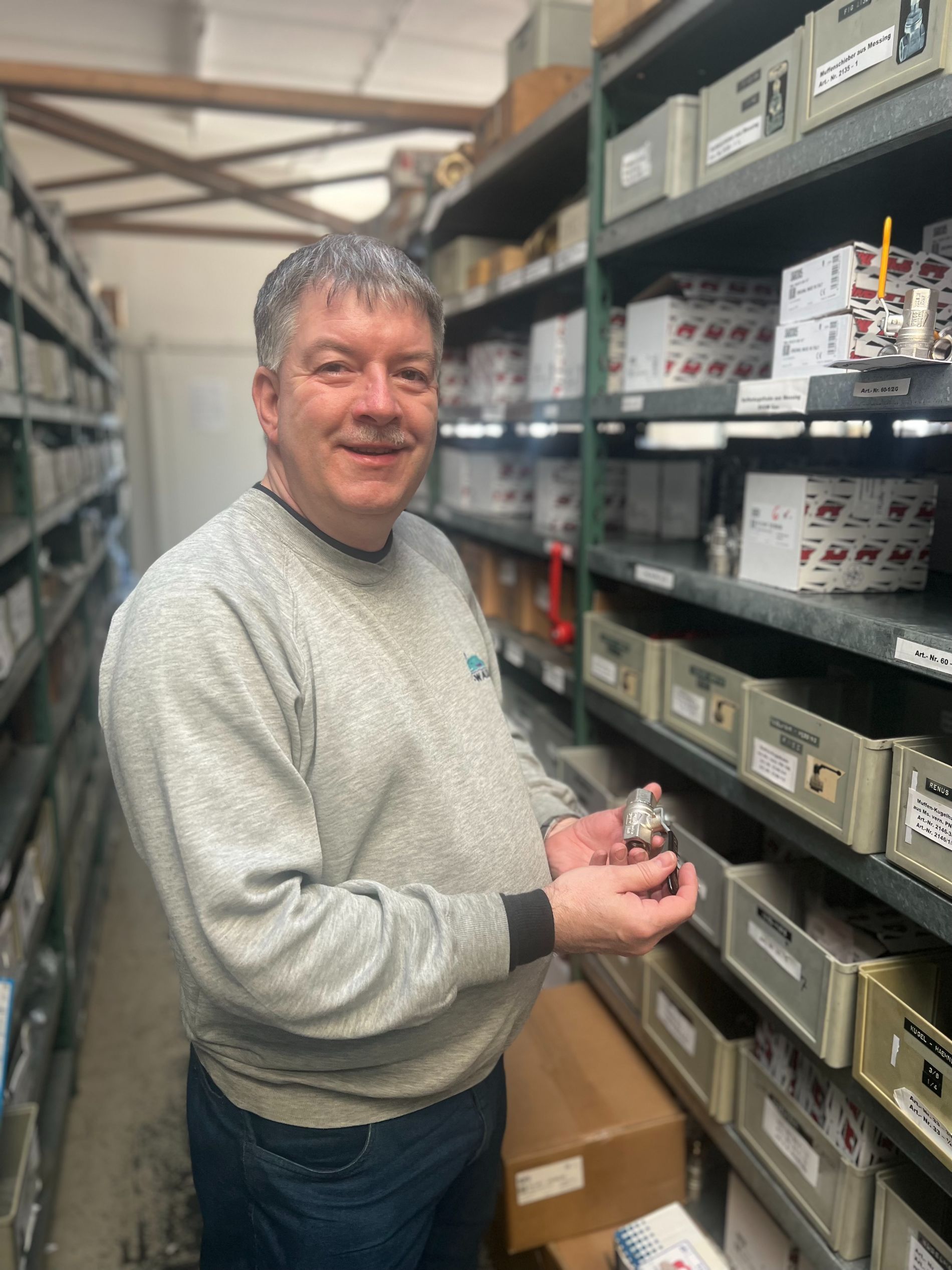 Mitarbeiter im Lager der ATRO Armaturen Trost GmbH