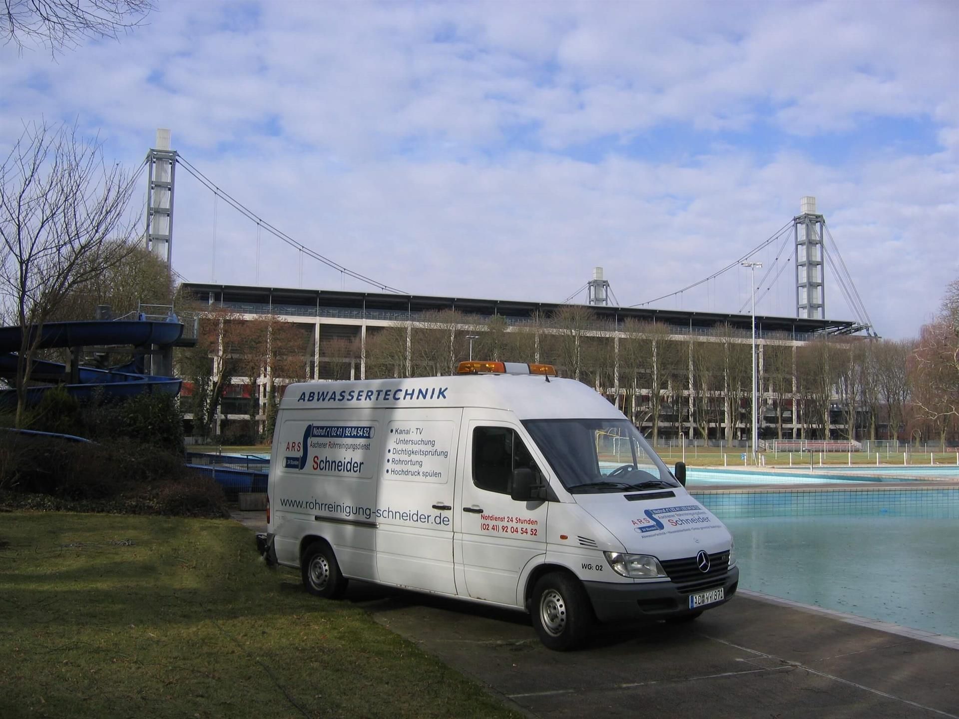 Fahrzeug Abwassertechnik vor Schwimmbad Fahrzeug Abwassertechnik vor Schwimmbad