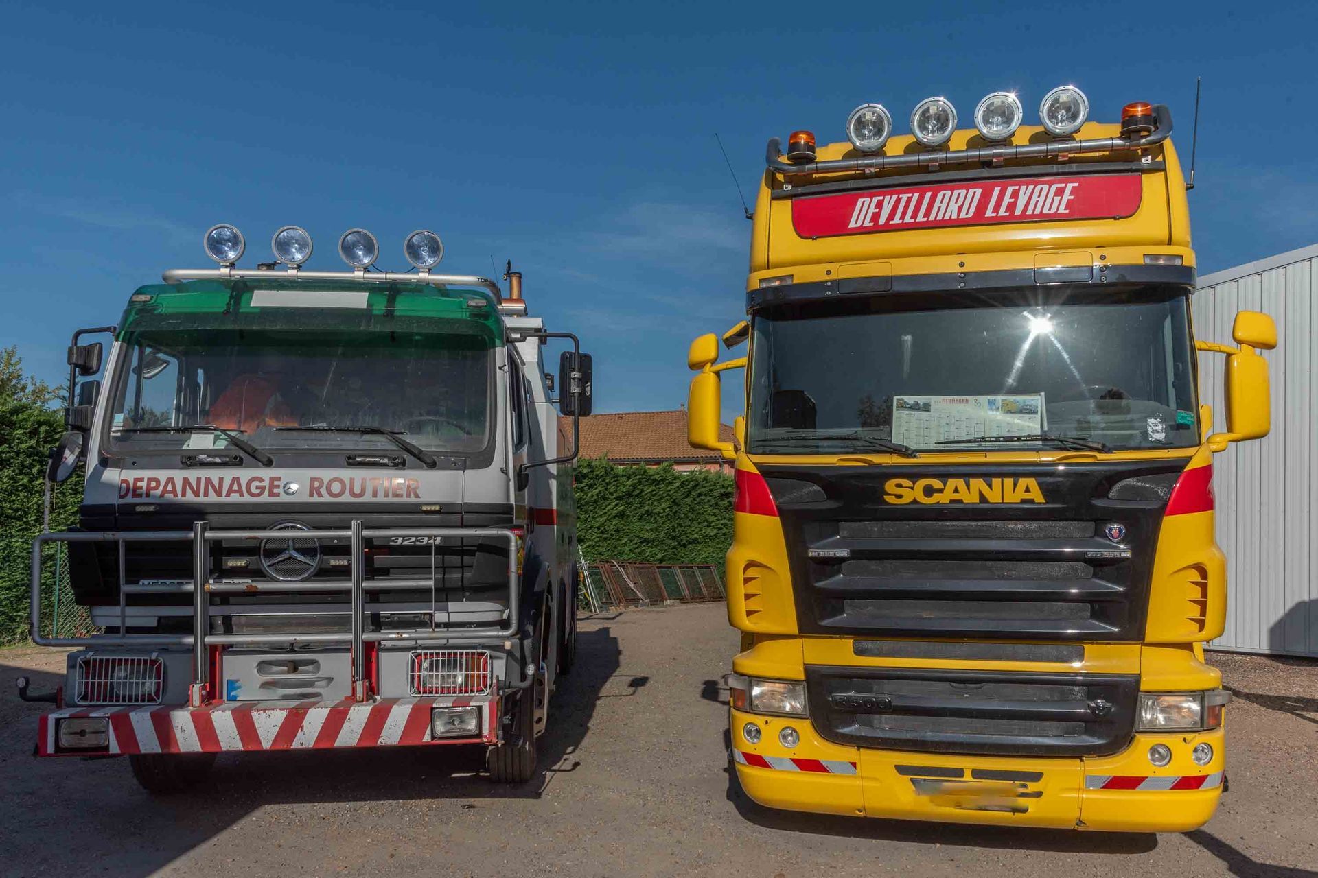 Deux camions de levage et de dépannage de l'entreprise Devillard