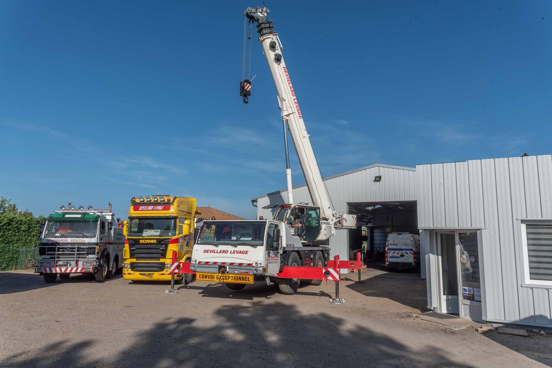 Bras mobile de levage déployé