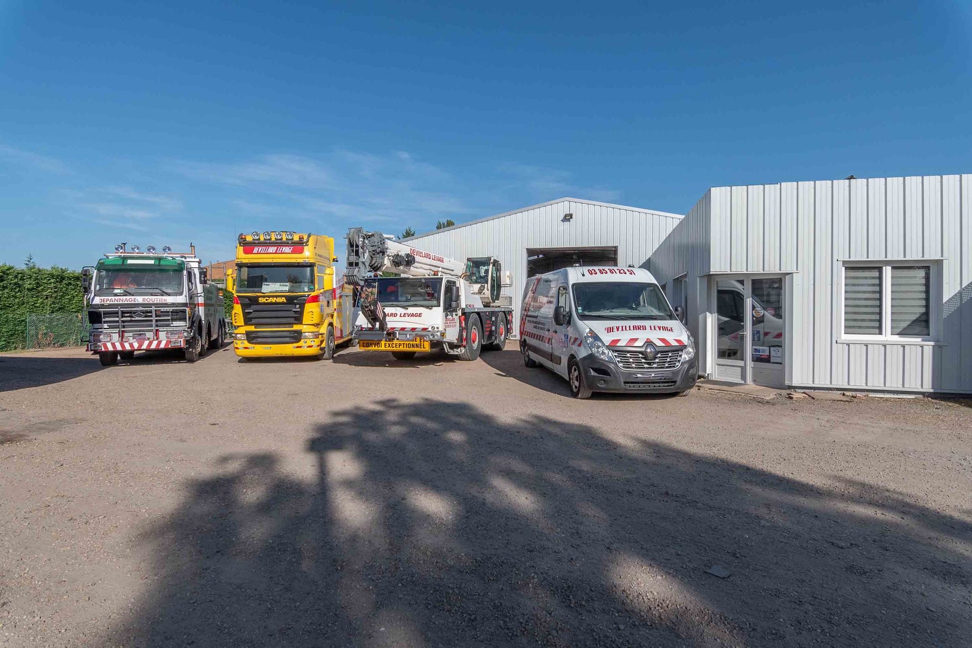 Plusieurs engins de relevage et de dépannage de l'entreprise Devillard