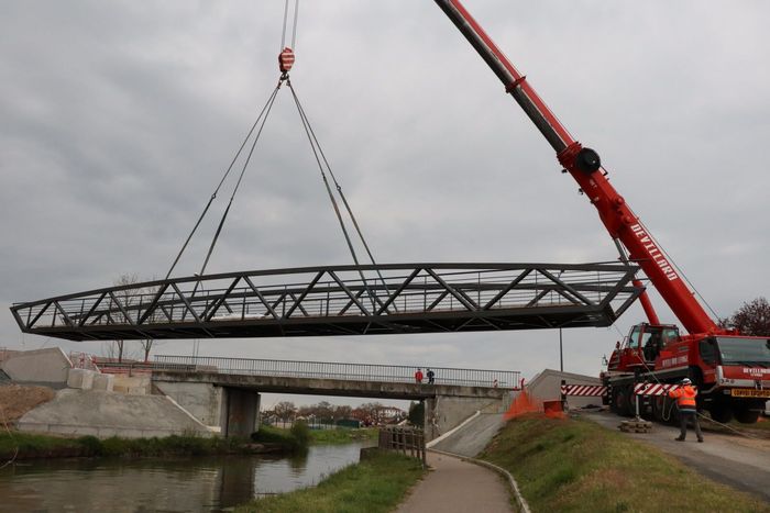 Levage de la structure métallique d'un pont