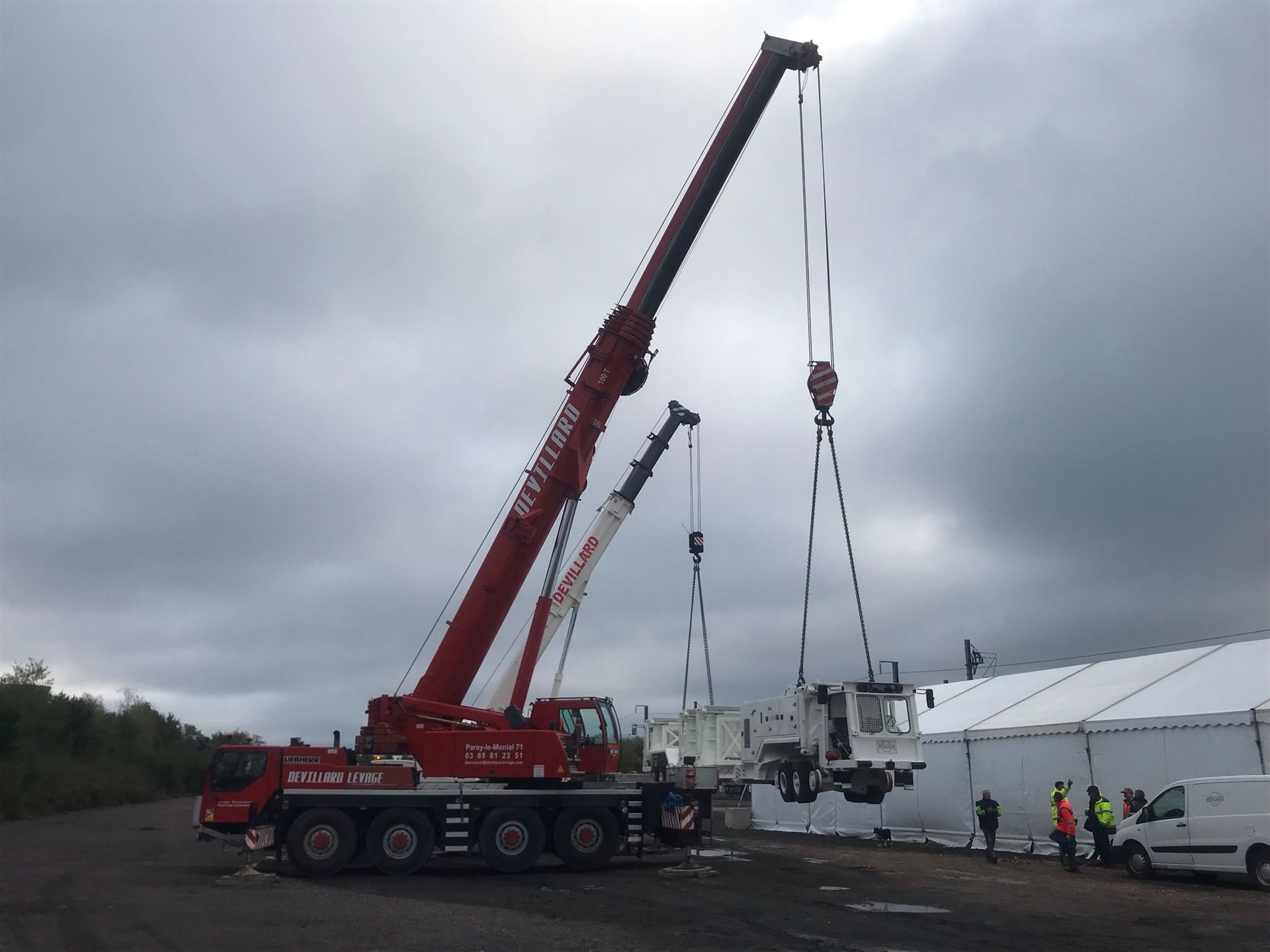 Levage d'une unité industrielle blanche