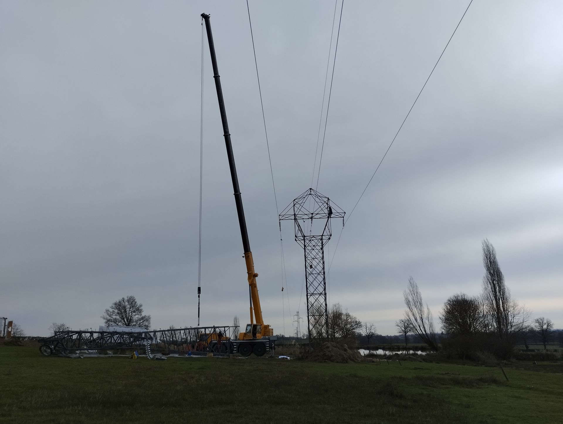 Levage de pylône électrique en cours 