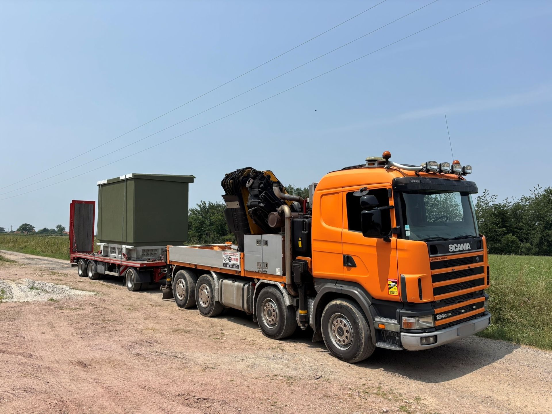 Poste de transformation électrique en transfert sur un camion remorque
