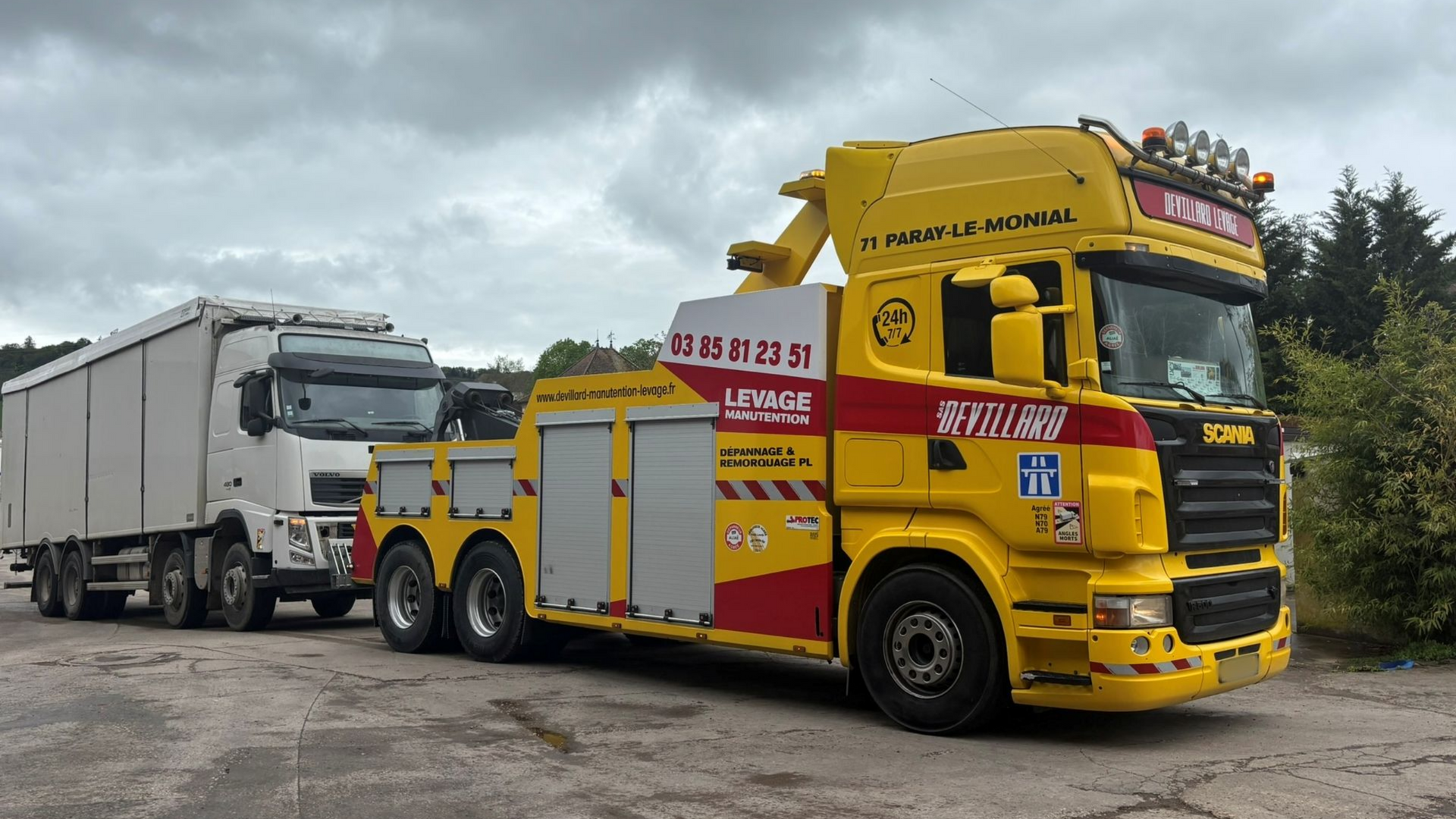 Dépannage d'un camion blanc