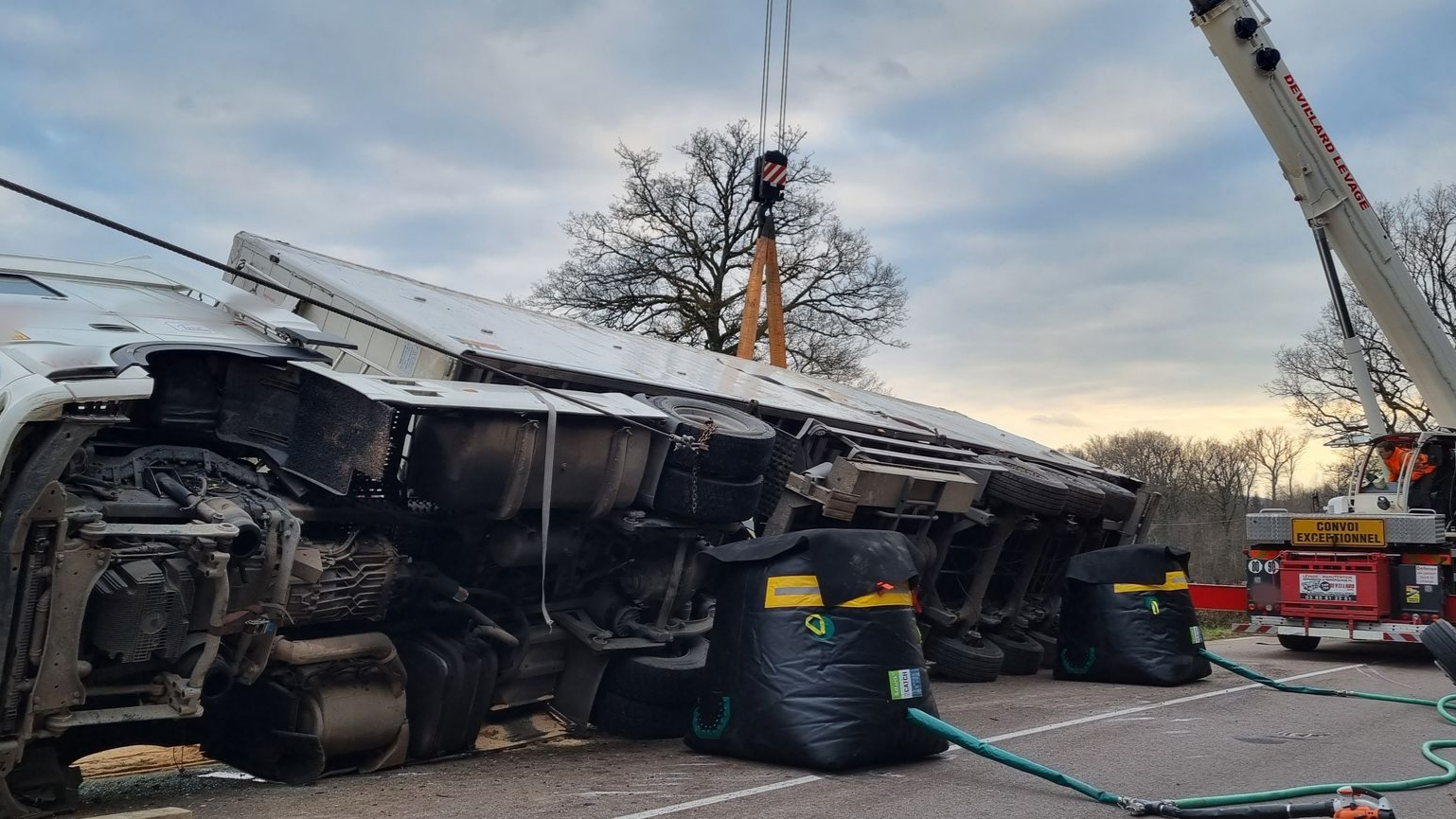 Relevage d'un camion renversé