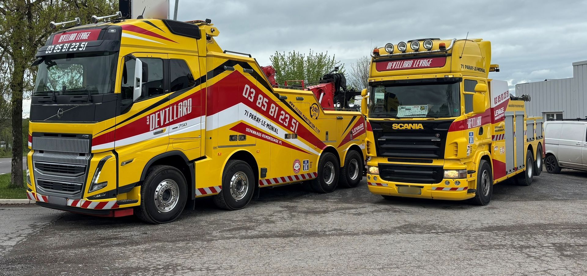 Deux camions de dépannage de l'entreprise de Devillard