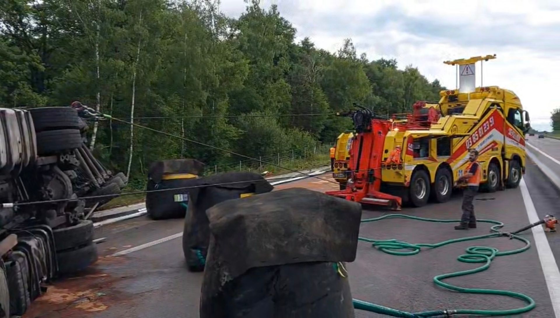Levage d'un camion renversé sur le bord de la route
