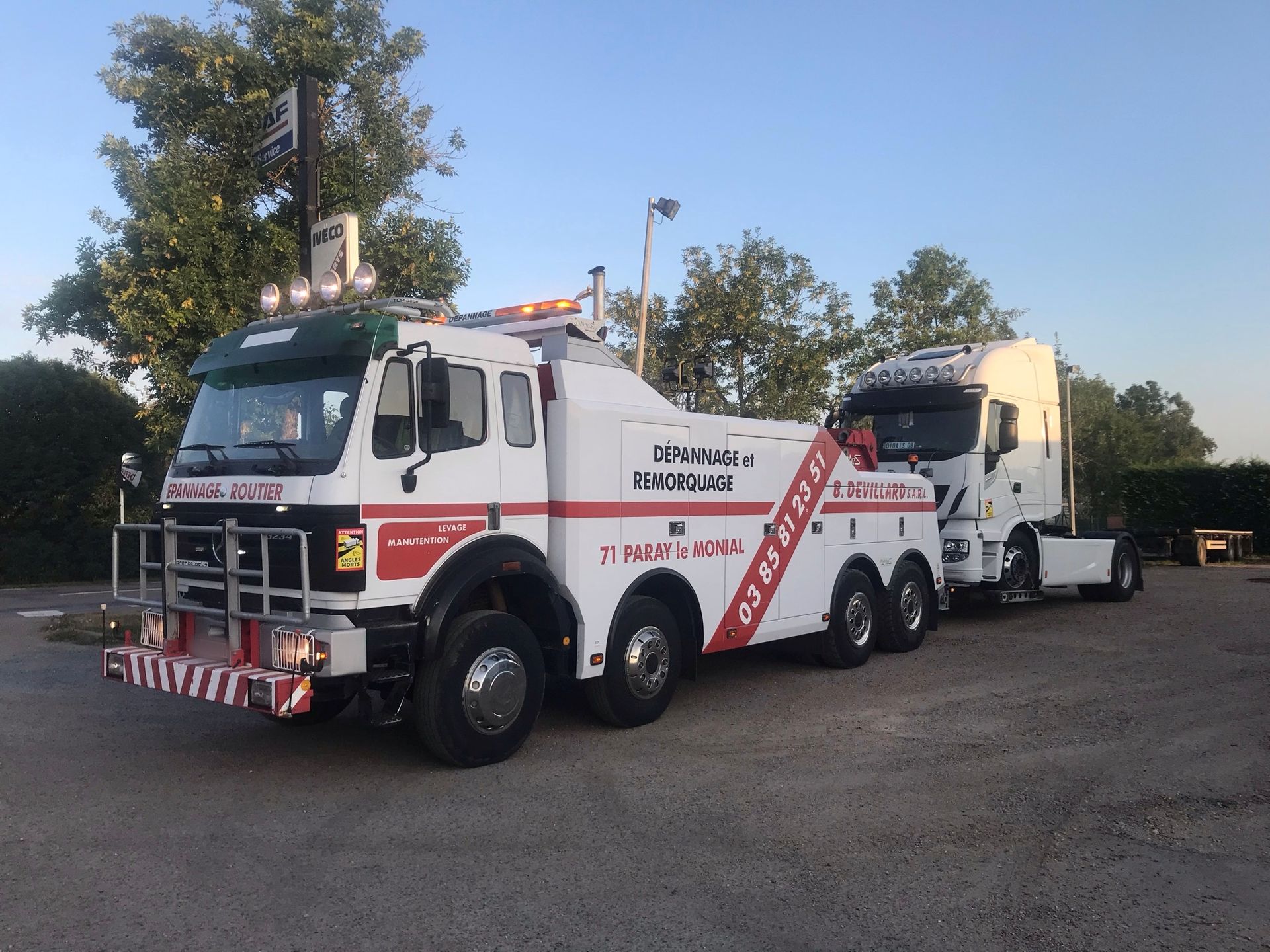 Camion accidenté en cours de relevage