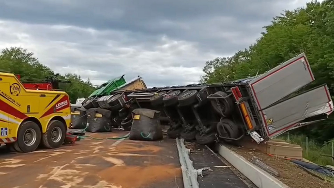 Dépannage de camions et camping-cars Camion renversé en cours de dépannage