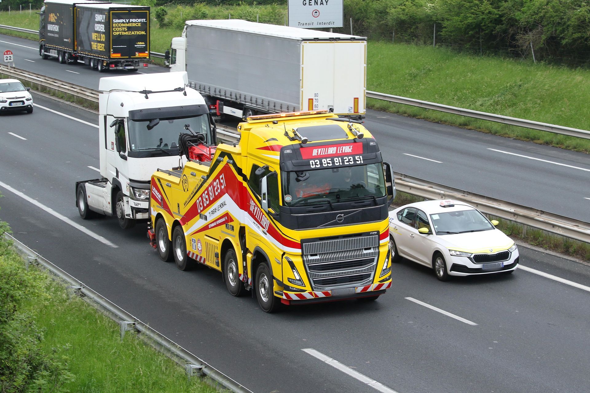 Remorquage d'un poids lourd sur l'autoroute