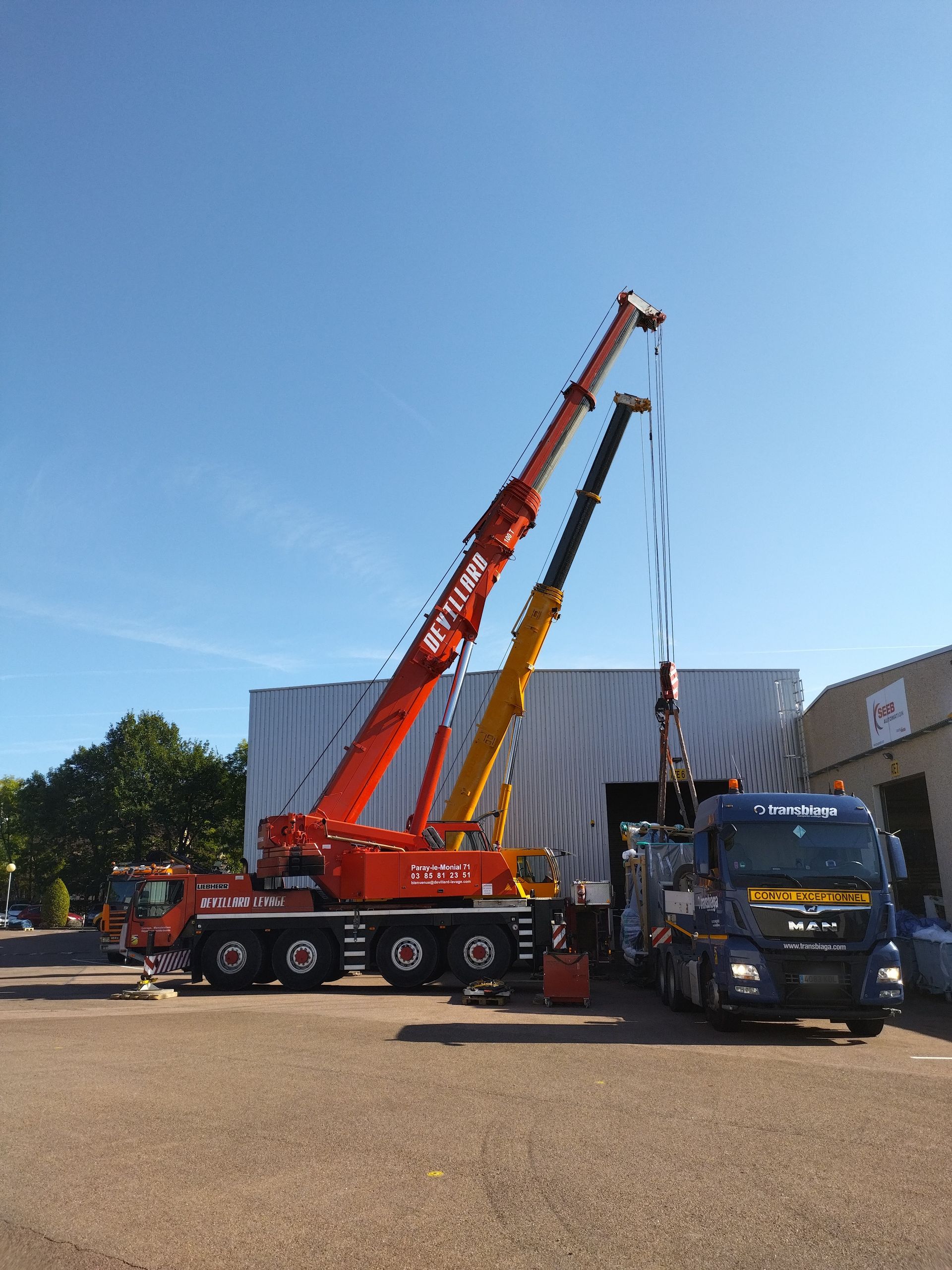 Camion Devillard remorquant un semi-remorque de couleur bleue