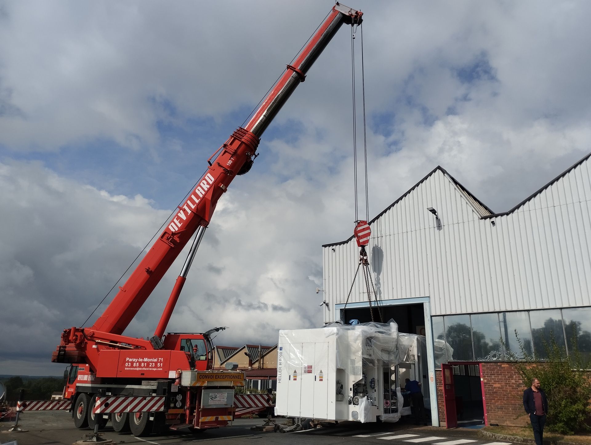 Levage d'une machine dans un site industriel