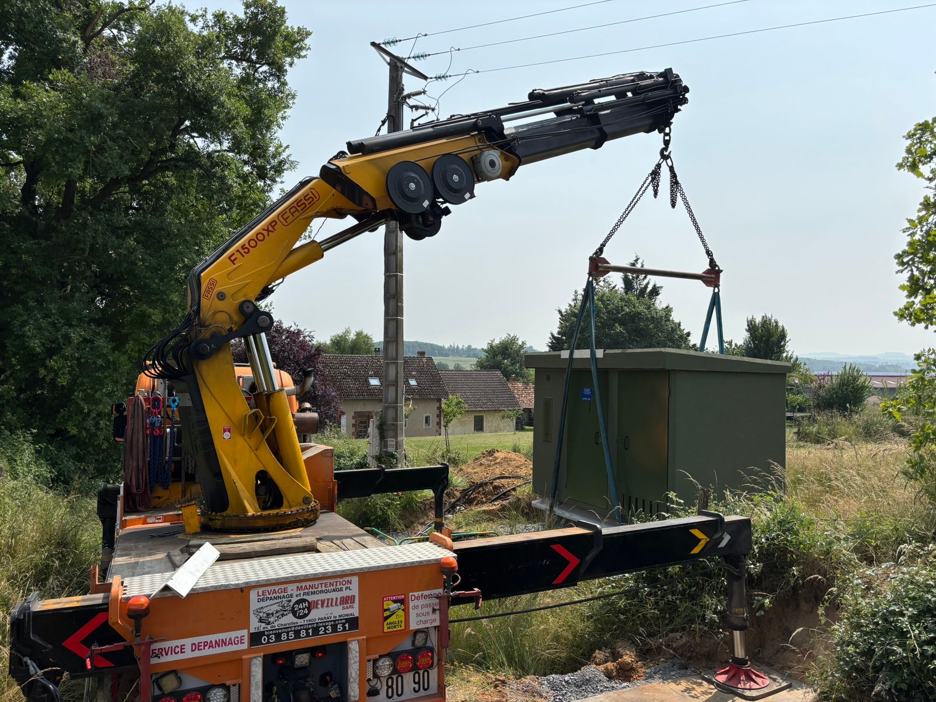 Un poste de transformation en cours de levage