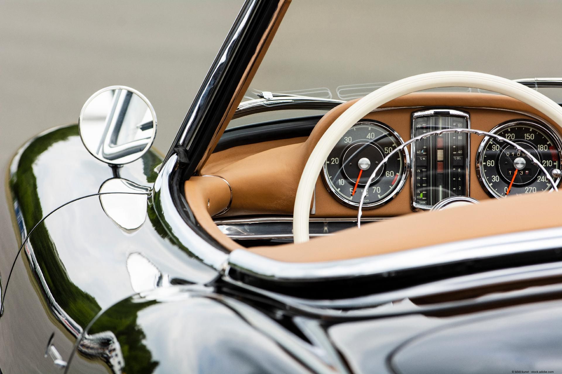 Nahaufnahme eines Oldtimers mit hellbrauner Innenausstattung