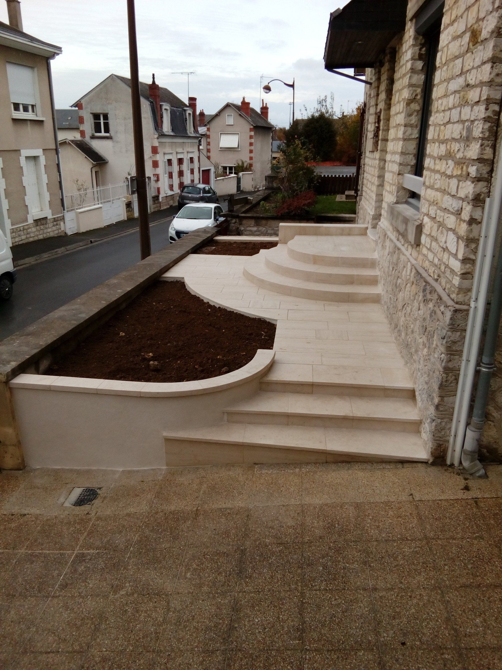 Devanture maison en pierre avec création d'un muret