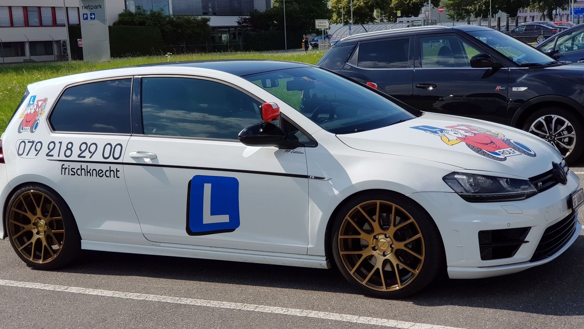 Golf seitlich - Fahrschule Frischknecht