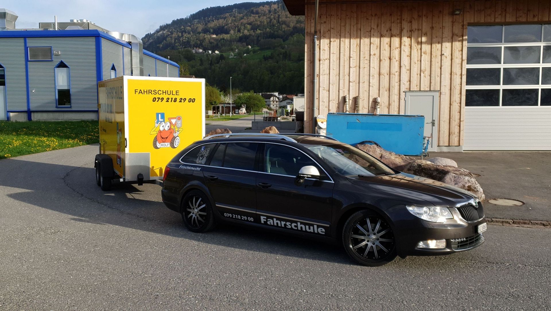 Skoda Anhänger - Fahrschule Frischknecht