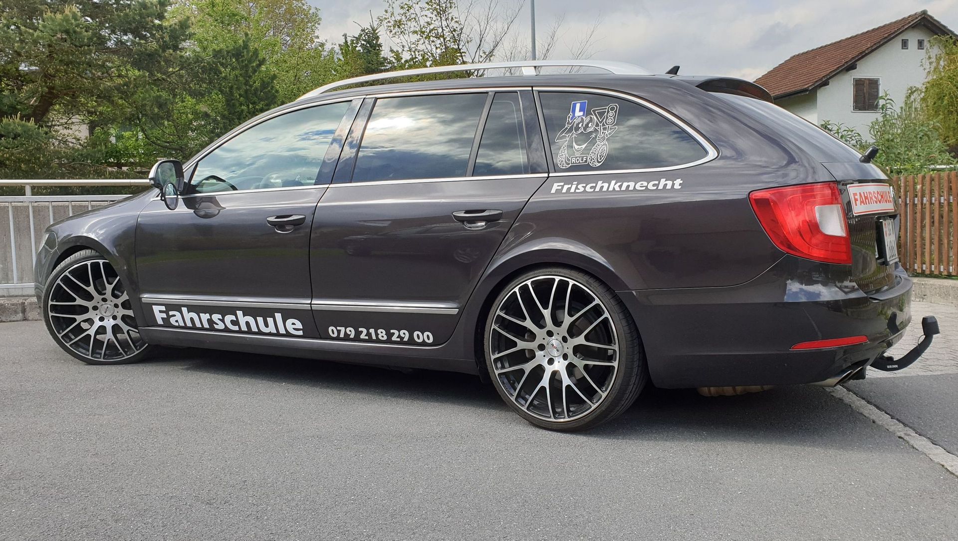 Skoda Anhänger - Fahrschule Frischknecht
