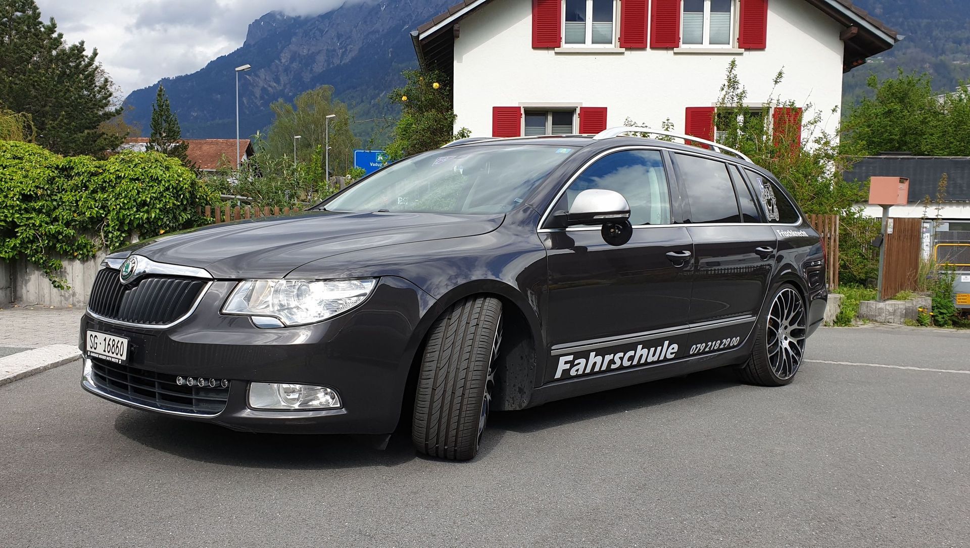 Skoda seitlich - Fahrschule Frischknecht