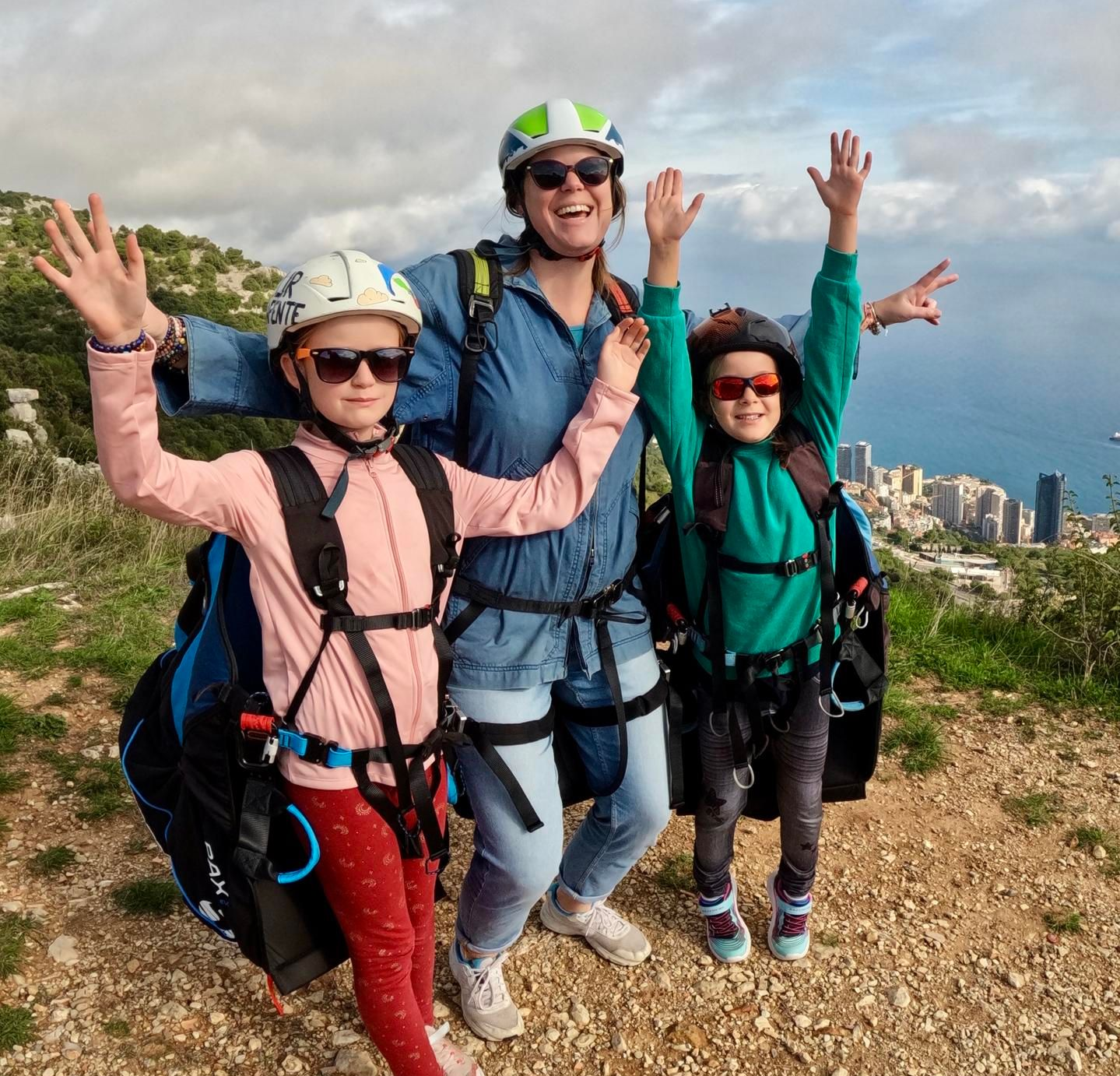 Survol d'une baie en parapente 