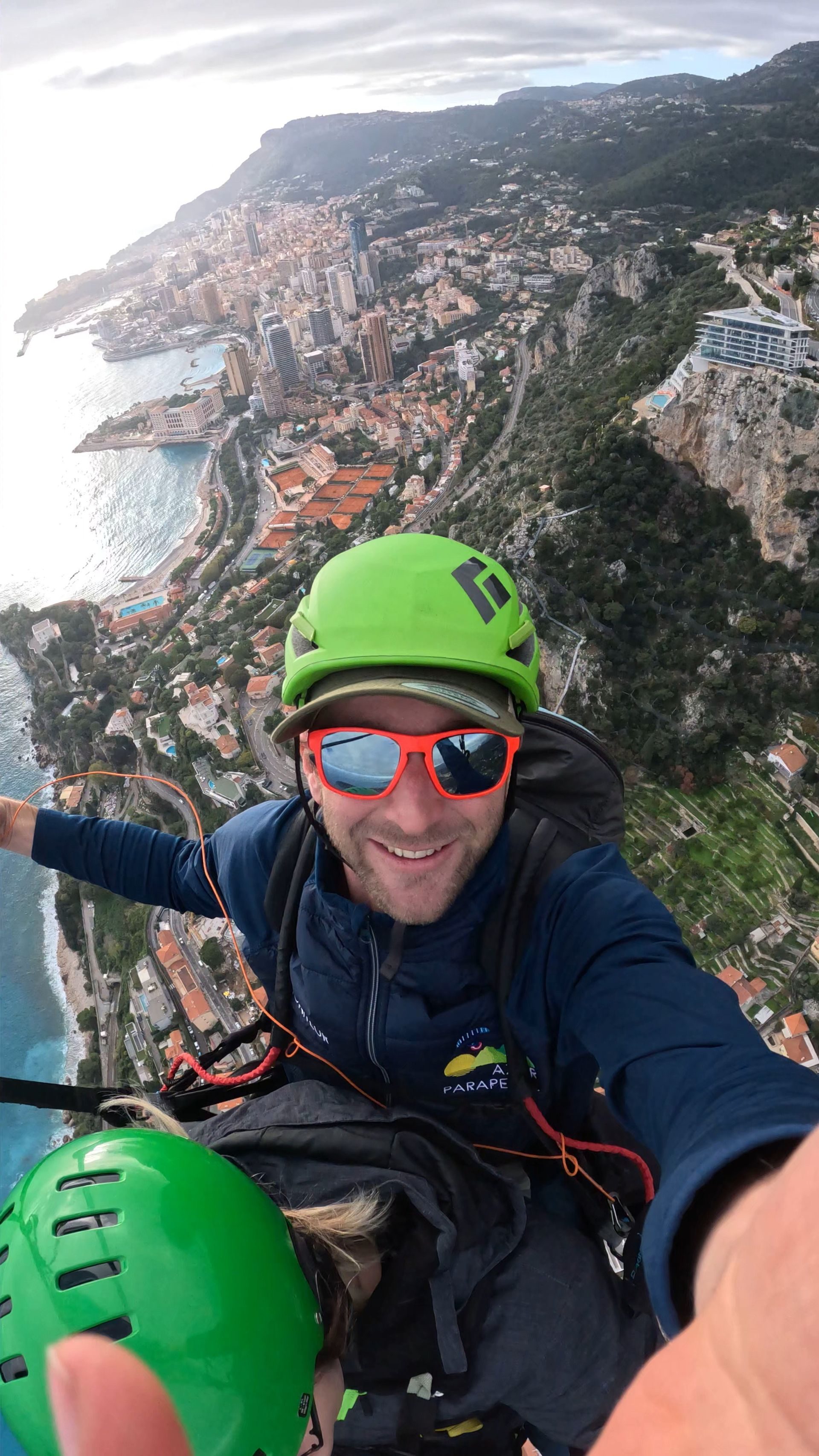 Moniteur avec un enfant avant la séance de parapente