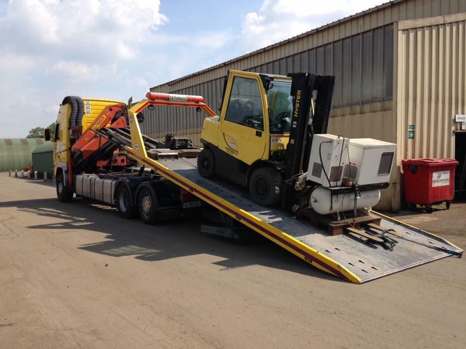 Un camion qui transporte un tractopelle