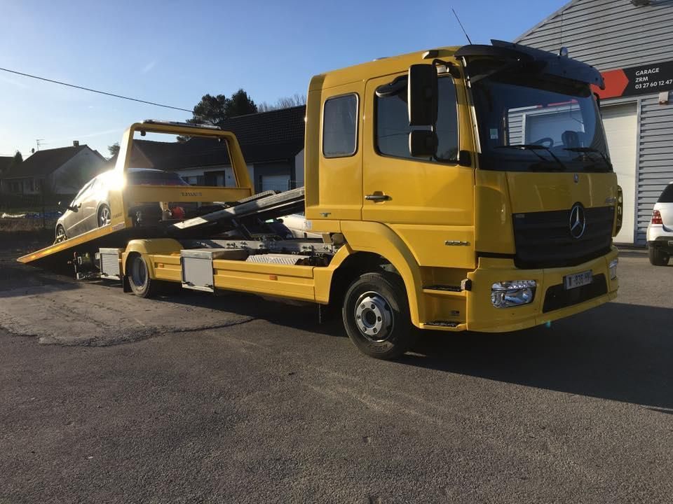 Un camion de remorque qui est en train de remorquer une voiture