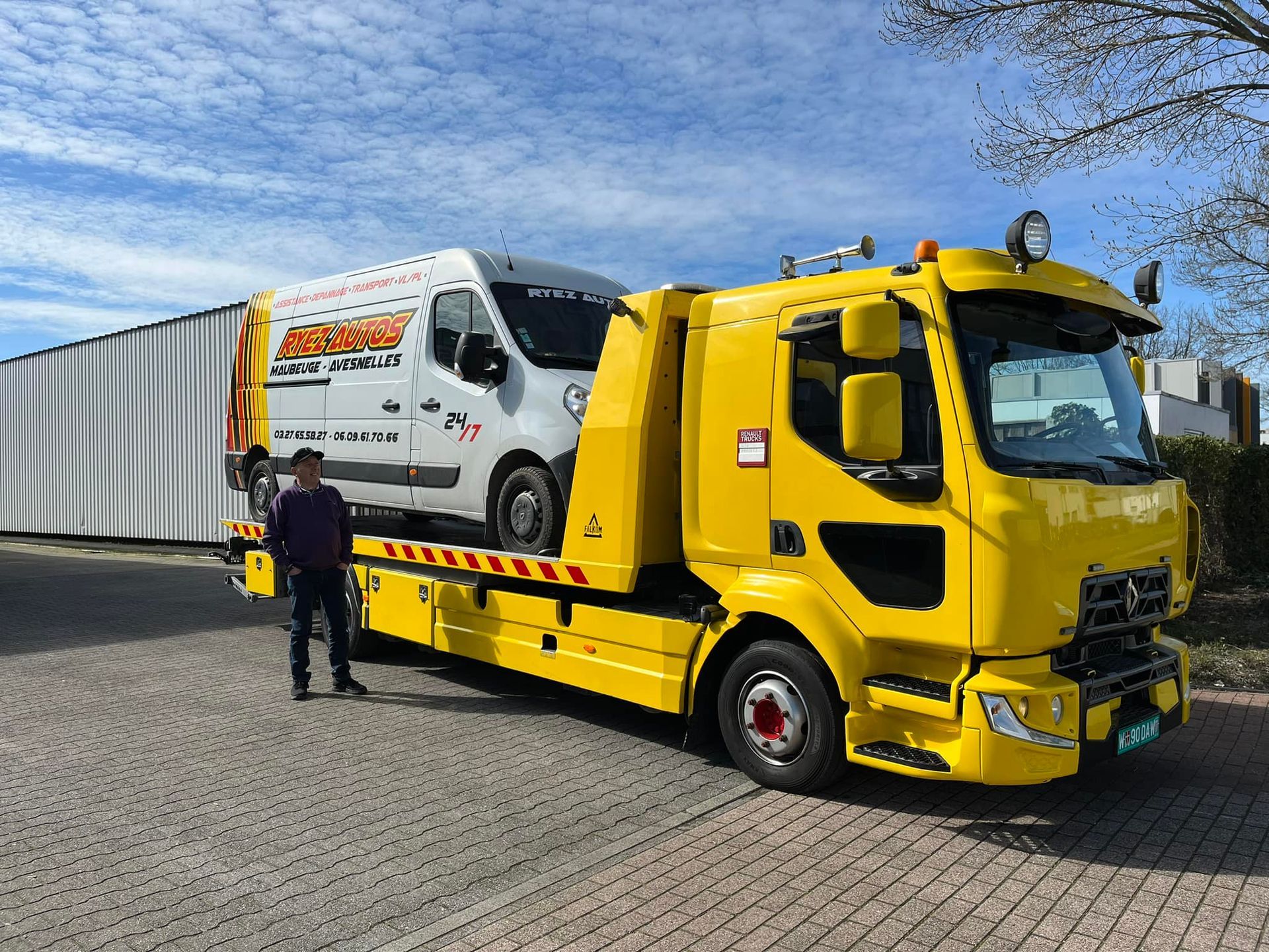 Un véhicule de dépannage jaune