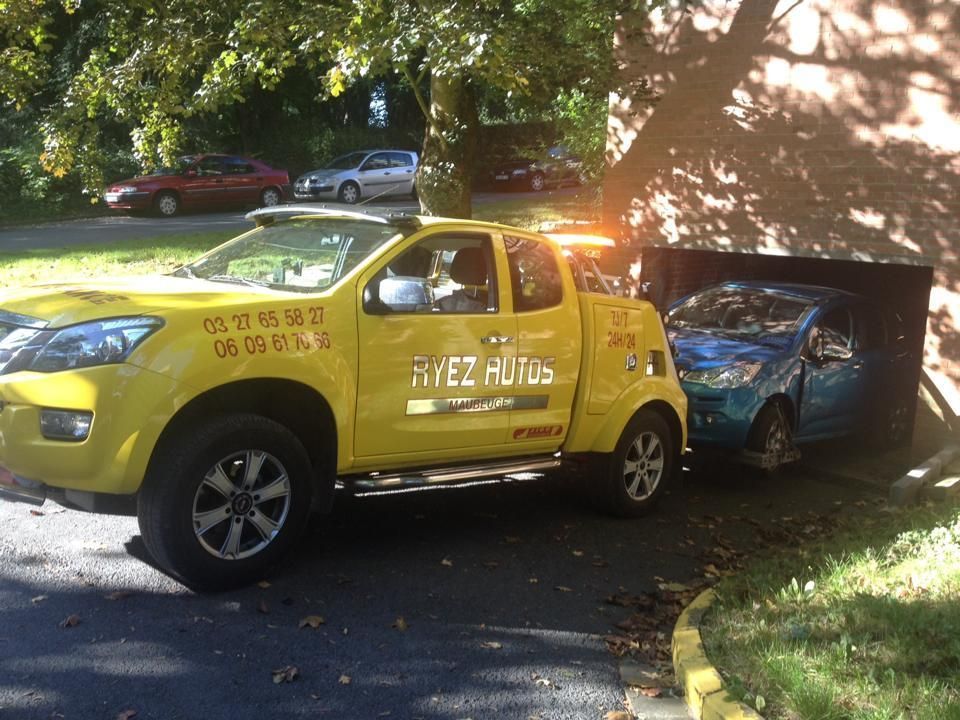 Un véhicule jaune de remorquage