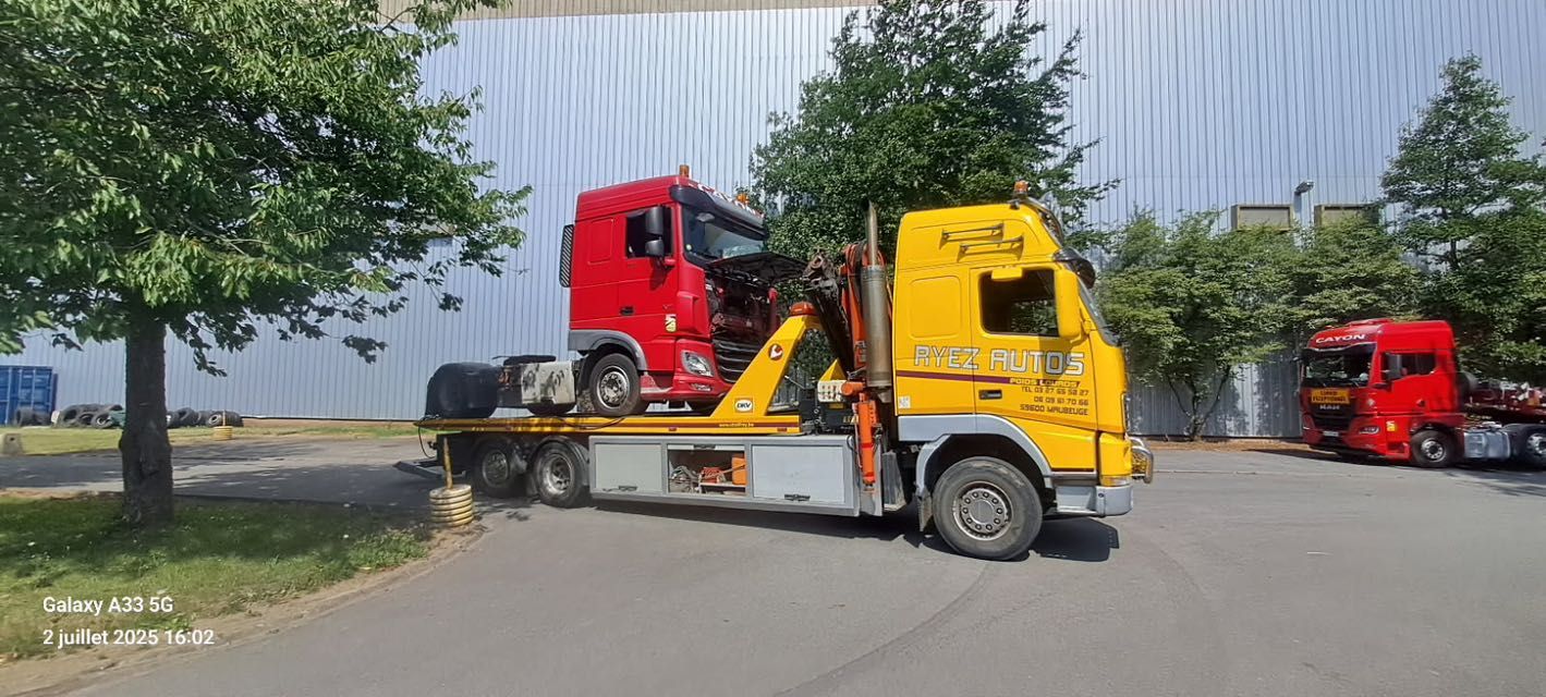Un camion de dépannage qui porte une cabine de poids lourd
