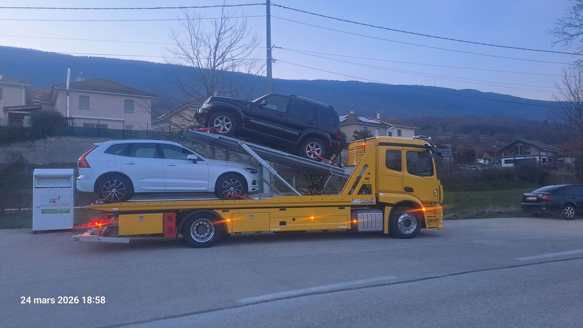 Un camion de remorquage à étage