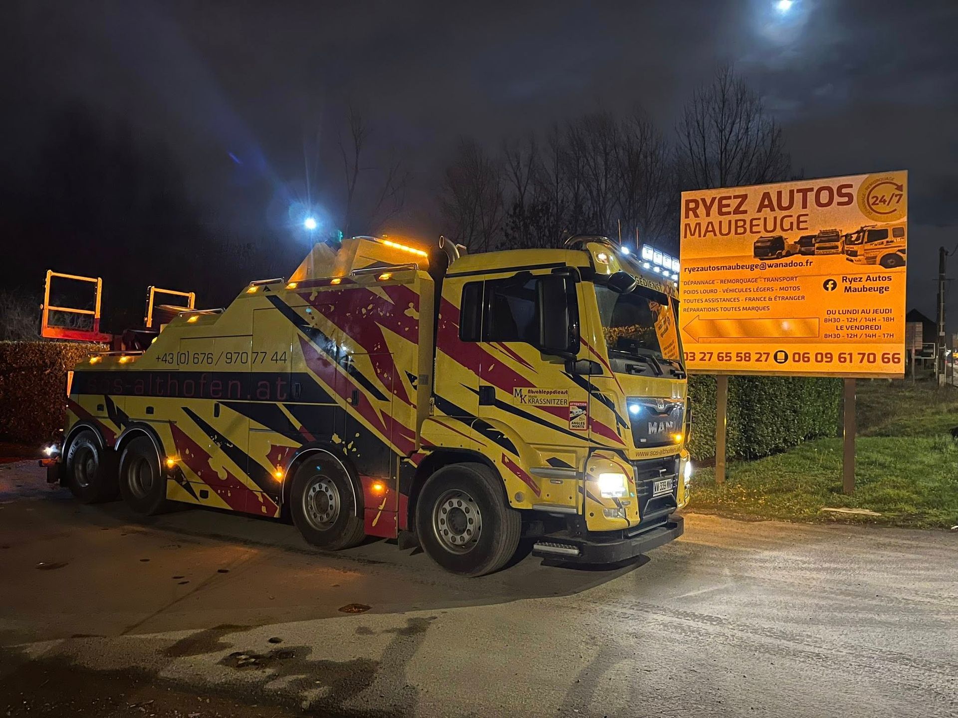 Un camion de dépannage avec une pancarte