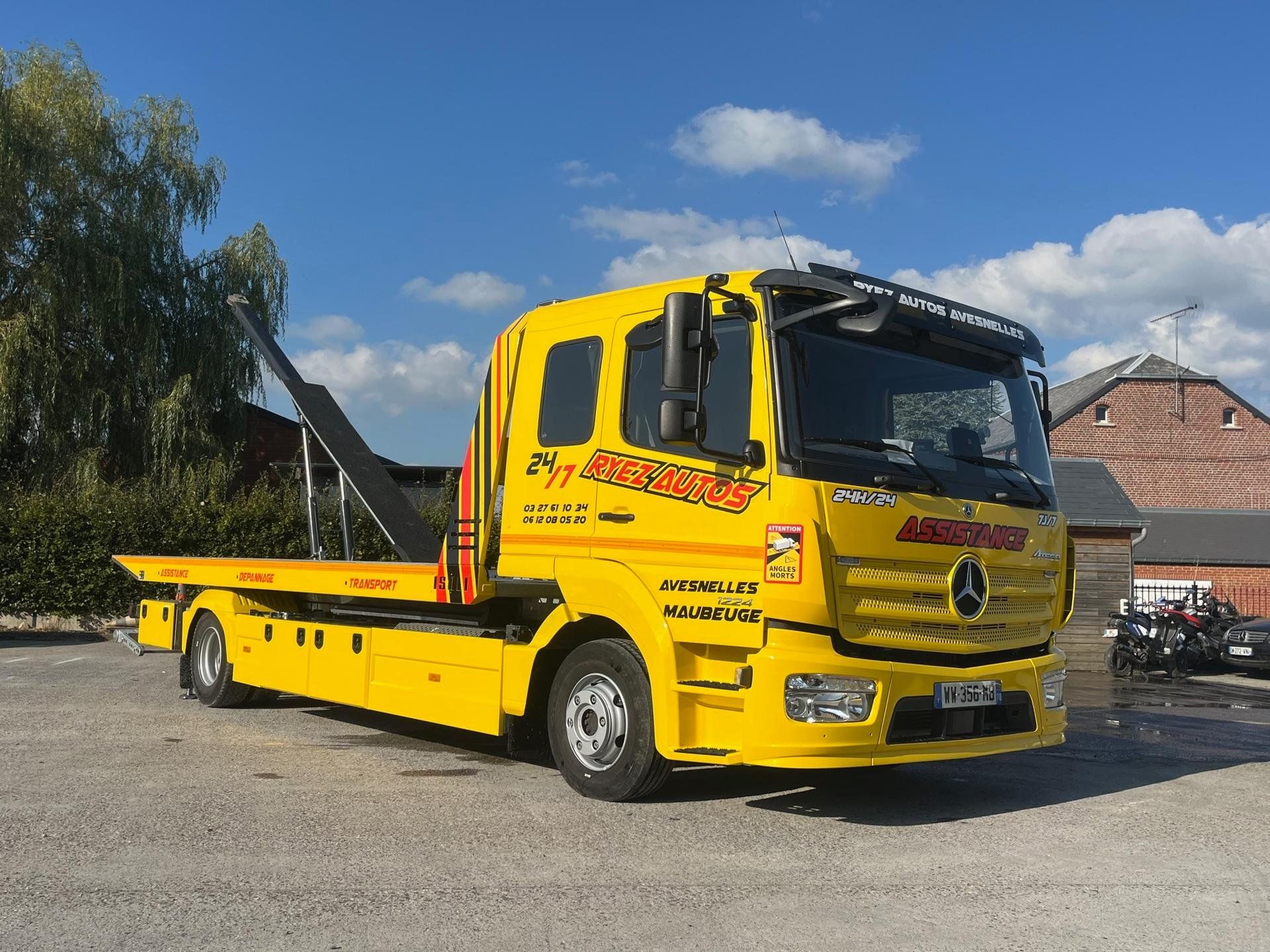 Une dépanneuse  jaune d'assistance