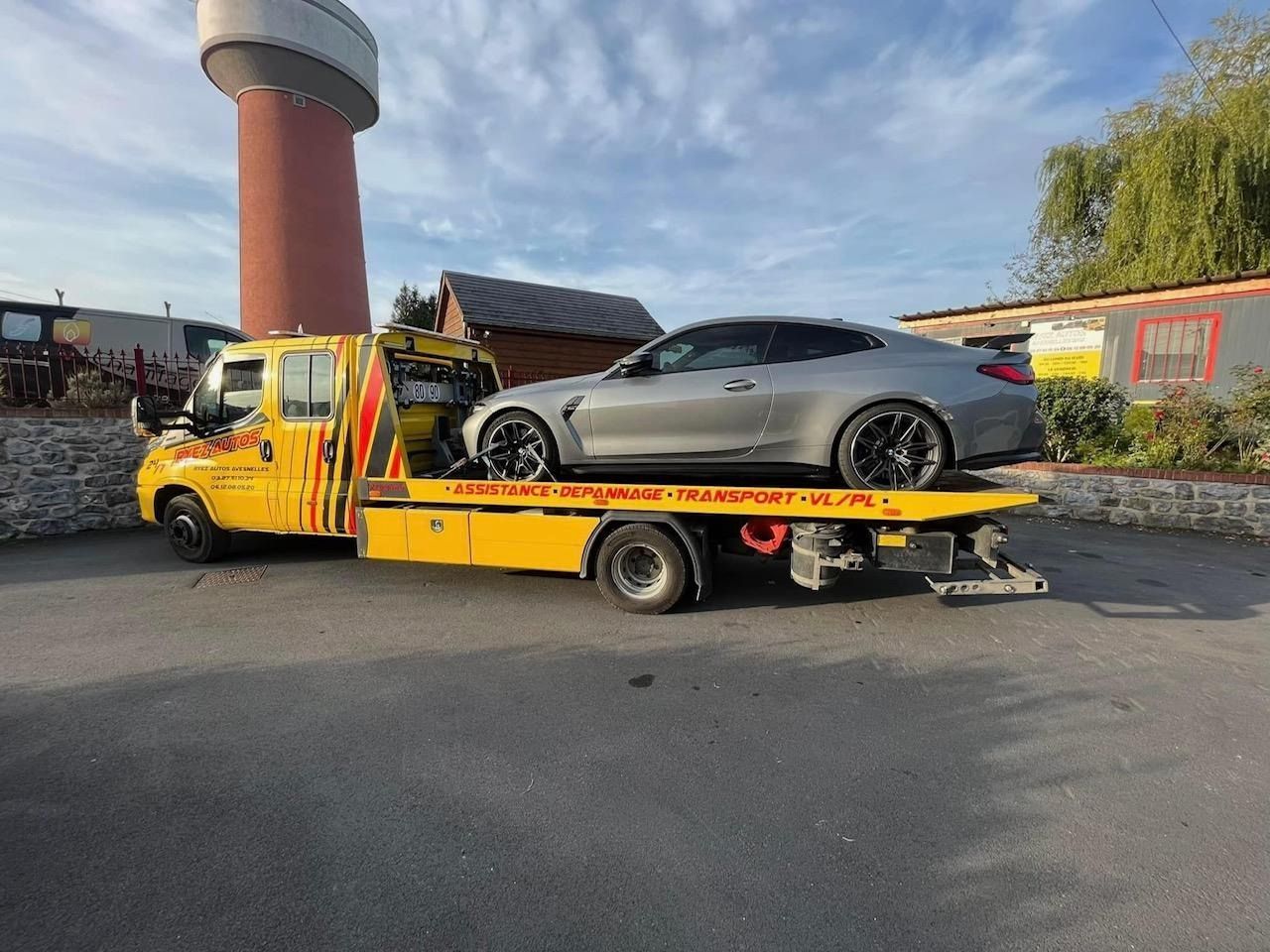 Une voiture grise sur un camion plateau