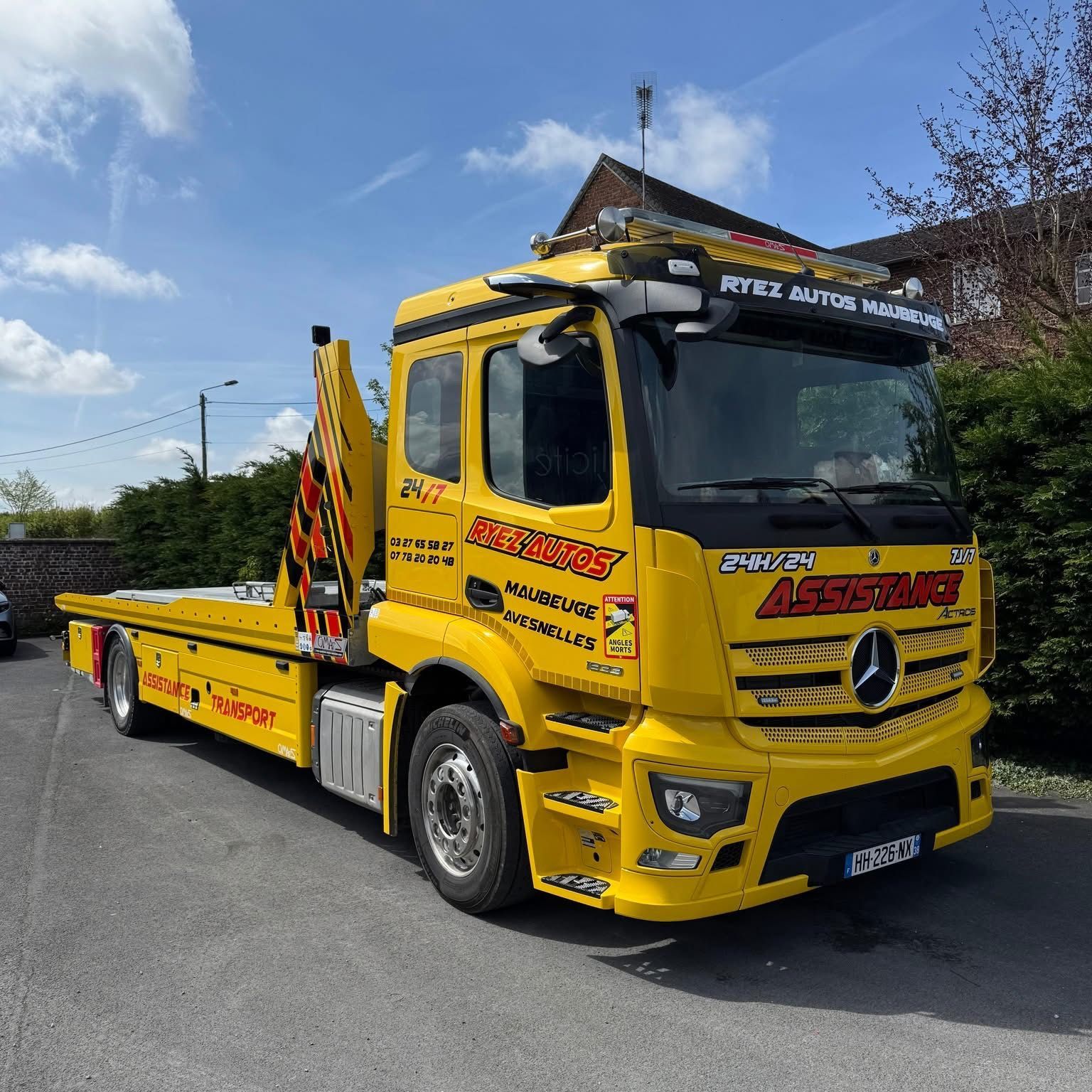 Un camion de remorquage