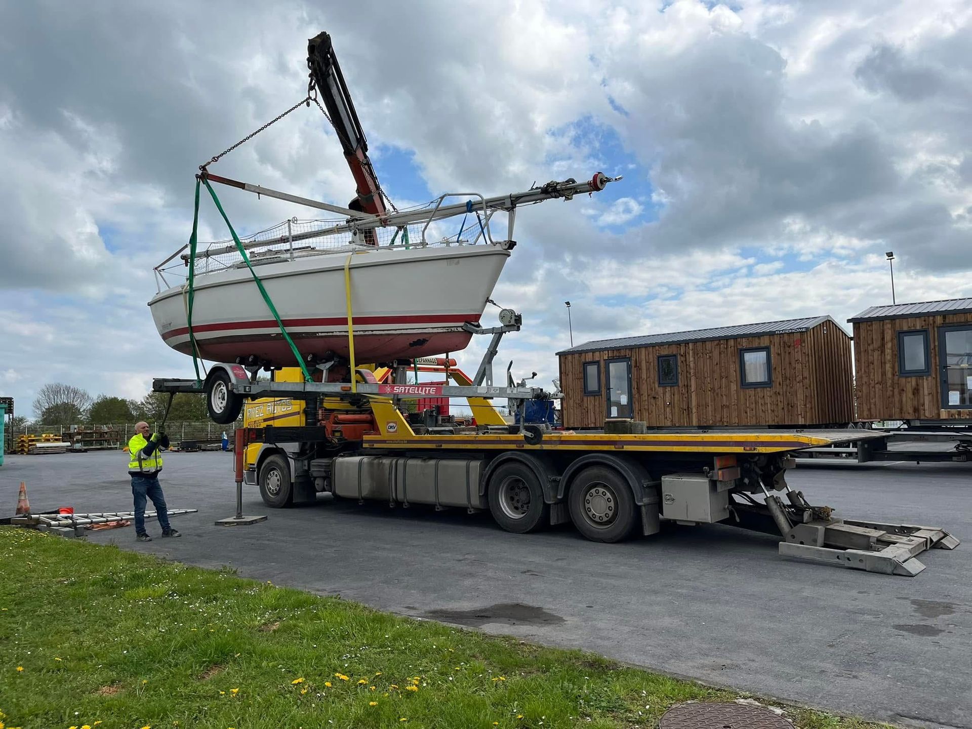 Une remorqueuse avec un bateau dessus