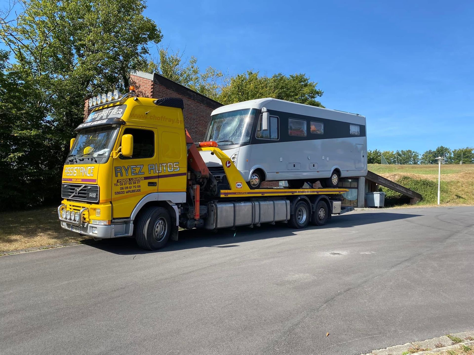 Une remorqueuse avec un camping-car dessus