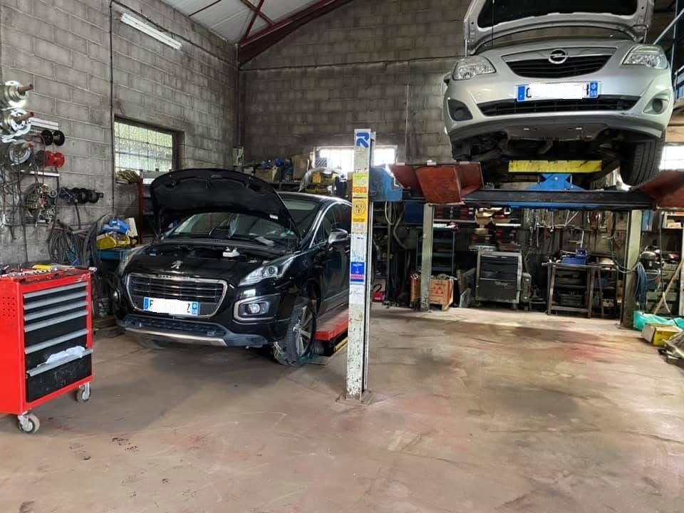 Un garage automobile avec 2 voitures