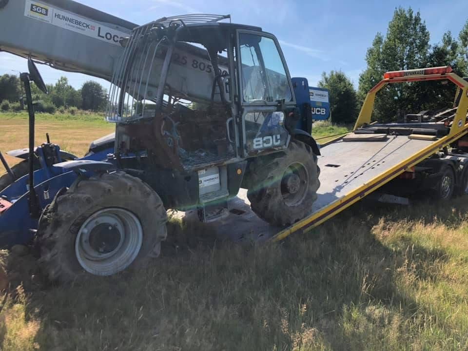 Un poids lourd transportant un engin de TP