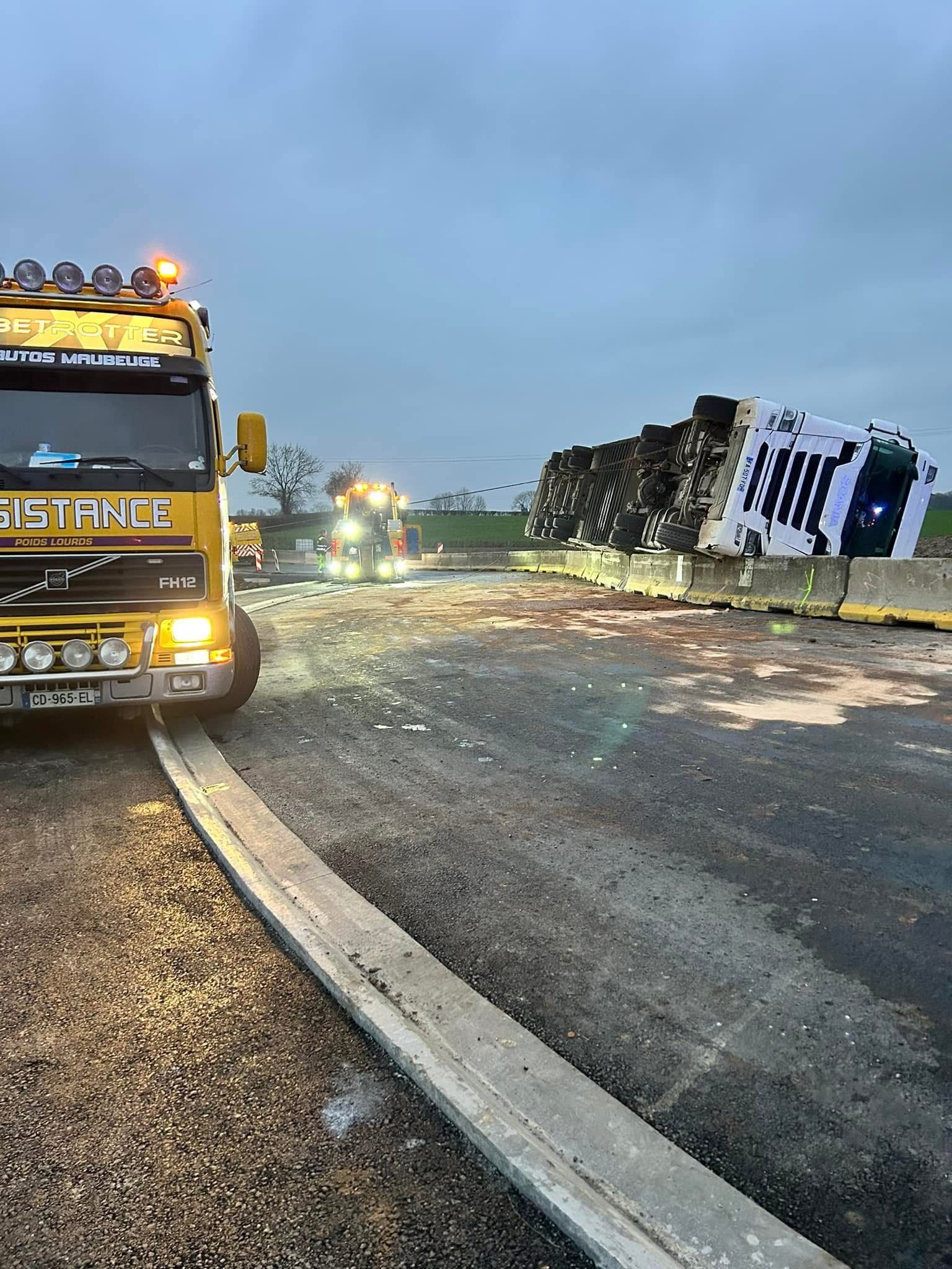 Un camion sur le  bord de la route qui est en panne